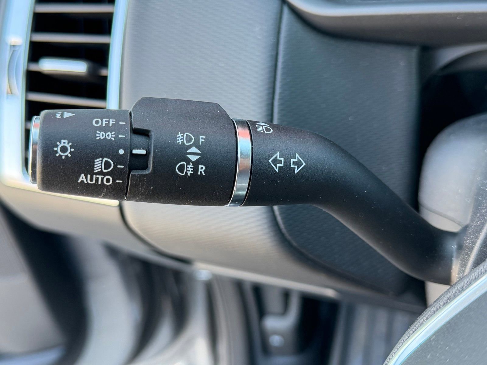 Used 2025 Land Rover Discovery Dynamic SE image 13