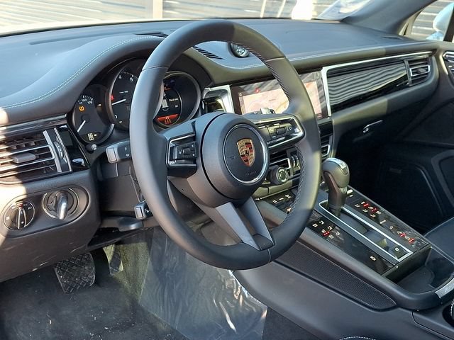 Certified 2025 Porsche Macan AWD/4WD image 4
