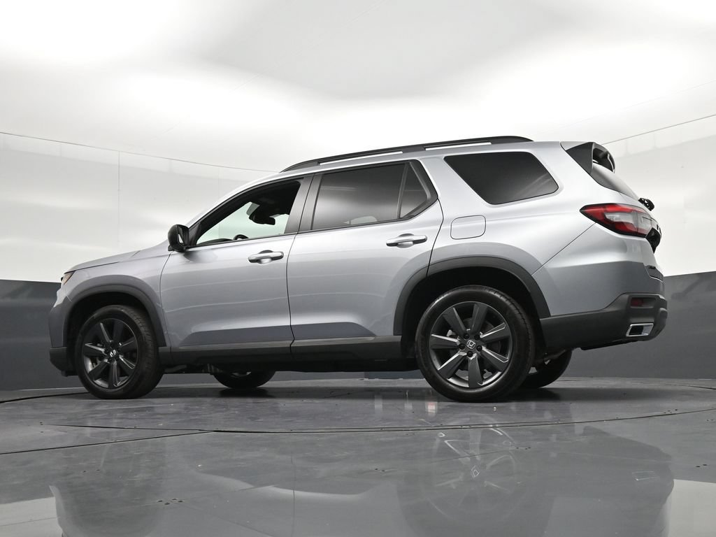 Used 2025 Honda Pilot Sport image 32