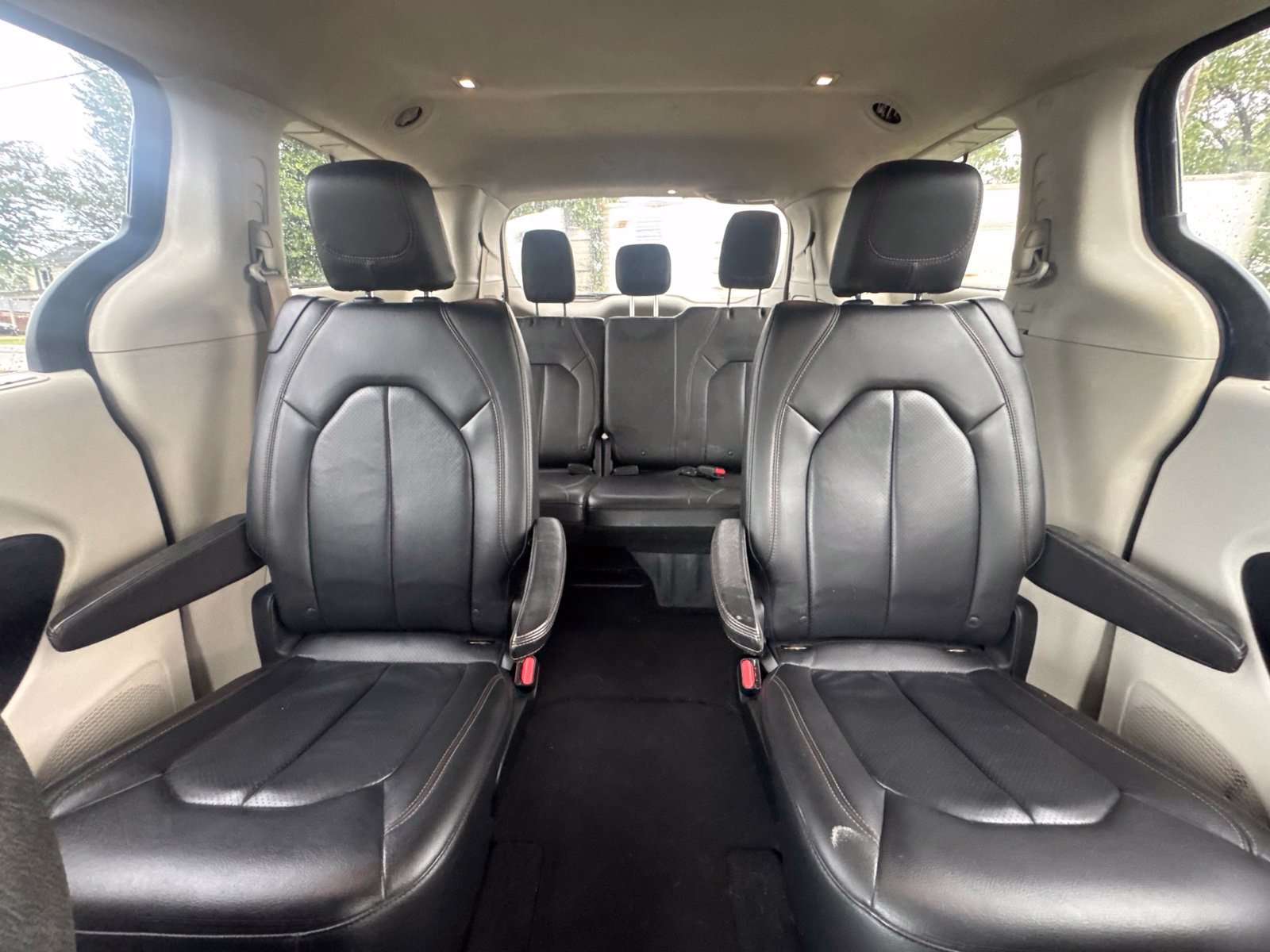 Used 2018 Chrysler Pacifica Touring-L FWD image 22