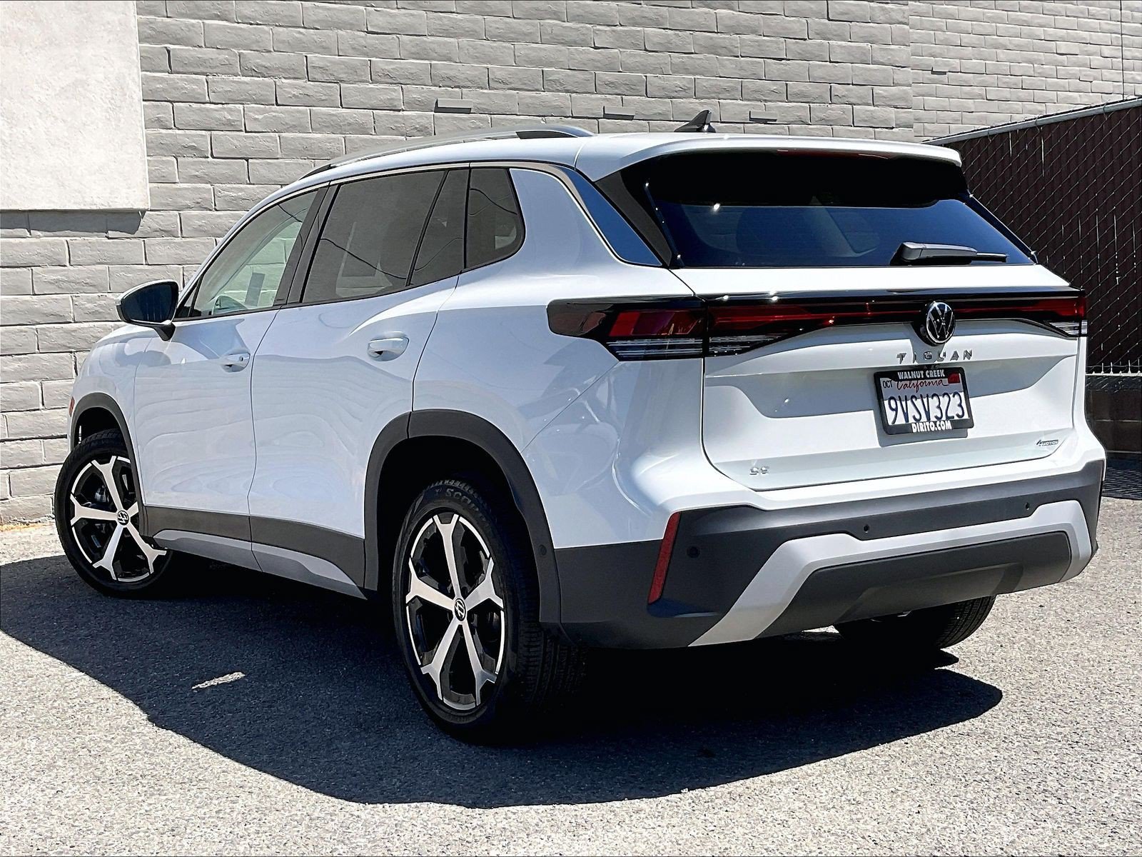 Certified 2025 Volkswagen Tiguan SE AWD/4WD image 10