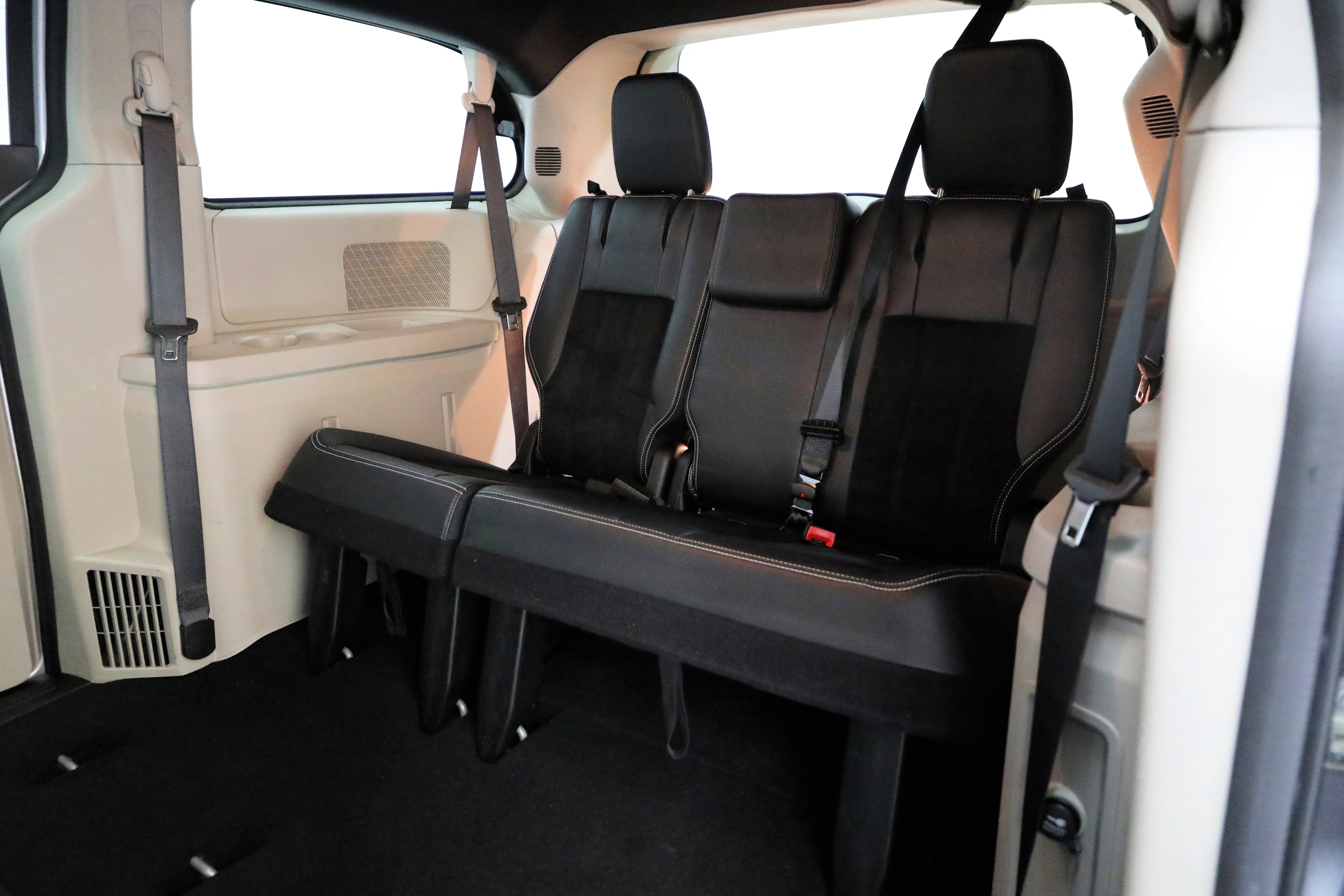 Used 2018 Dodge Grand Caravan SXT image 6