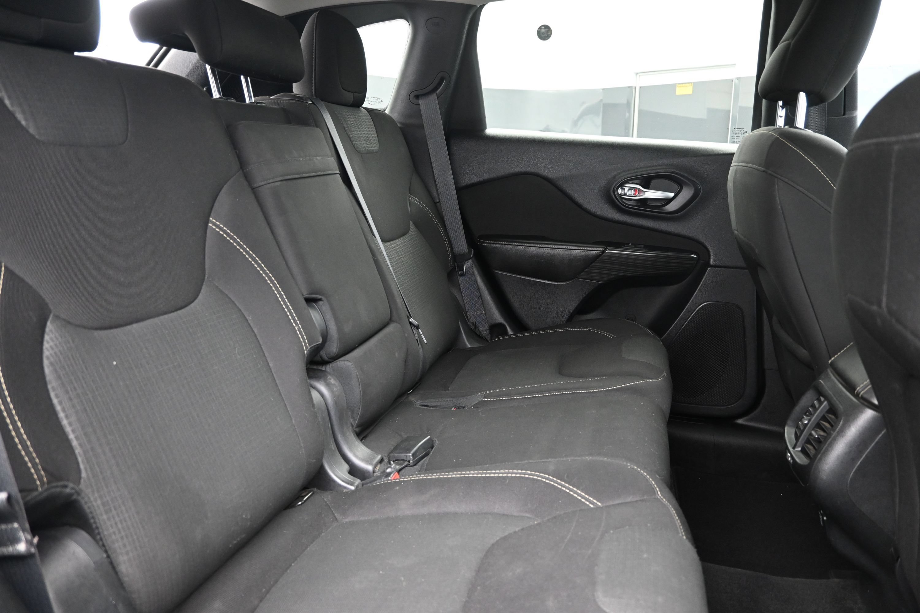 Used 2016 Jeep Cherokee Latitude AWD/4WD image 25