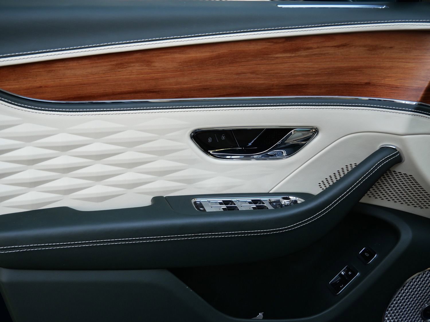 Used 2024 Bentley Flying Spur Azure image 17