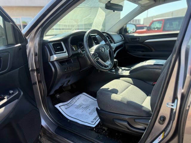 Used 2016 Toyota Highlander LE FWD image 10