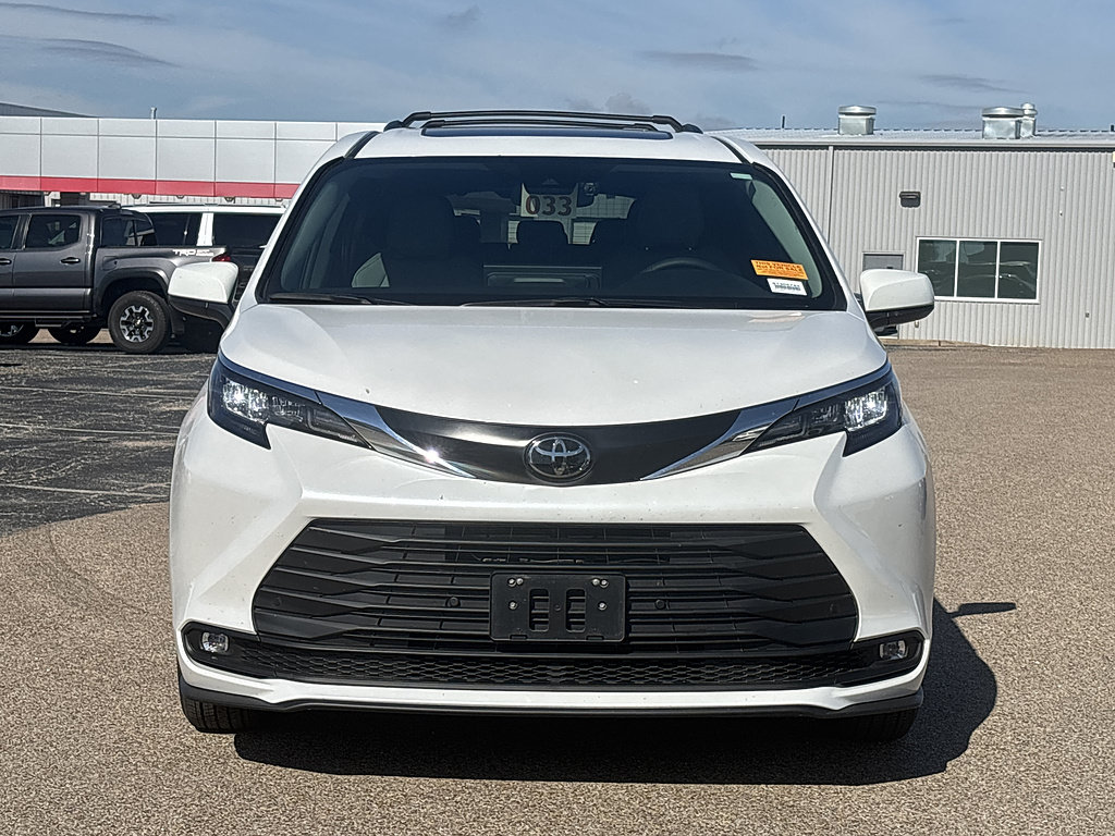 Used 2026 Toyota Sienna XLE FWD image 3