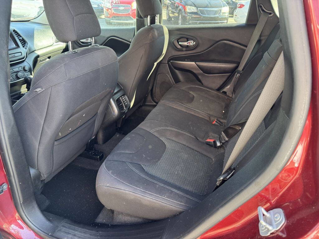 Used 2019 Jeep Cherokee Latitude w/ Popular Appearance Group image 6