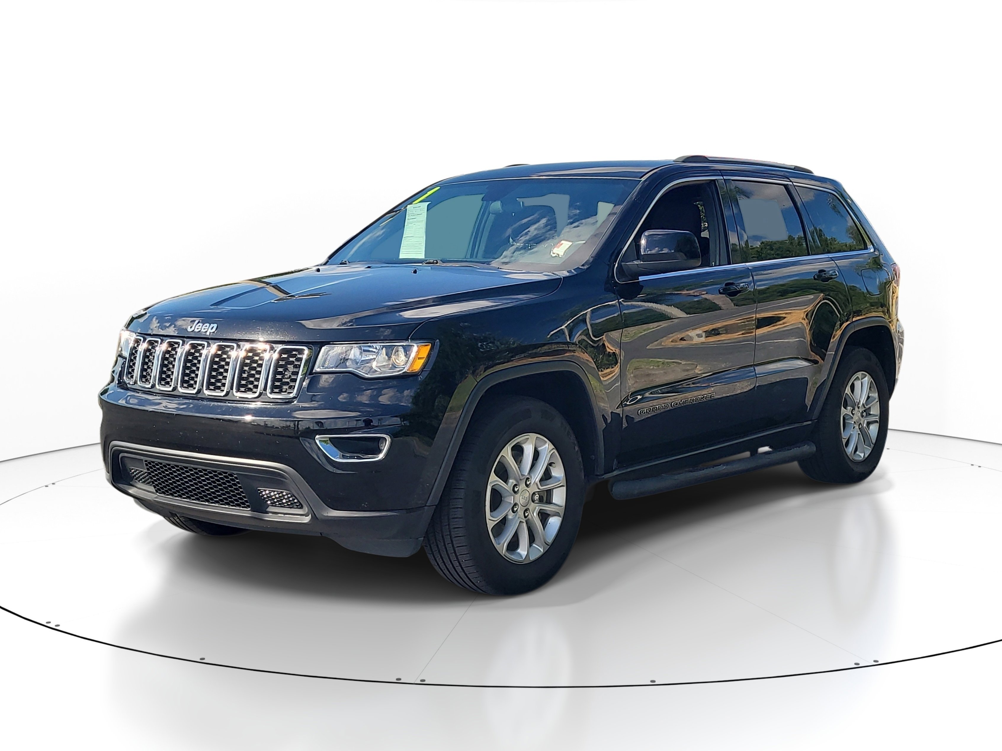 Used 2021 Jeep Grand Cherokee Laredo image 3
