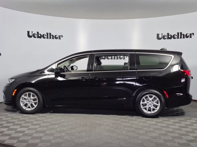 Used 2024 Chrysler Pacifica Touring-L image 4