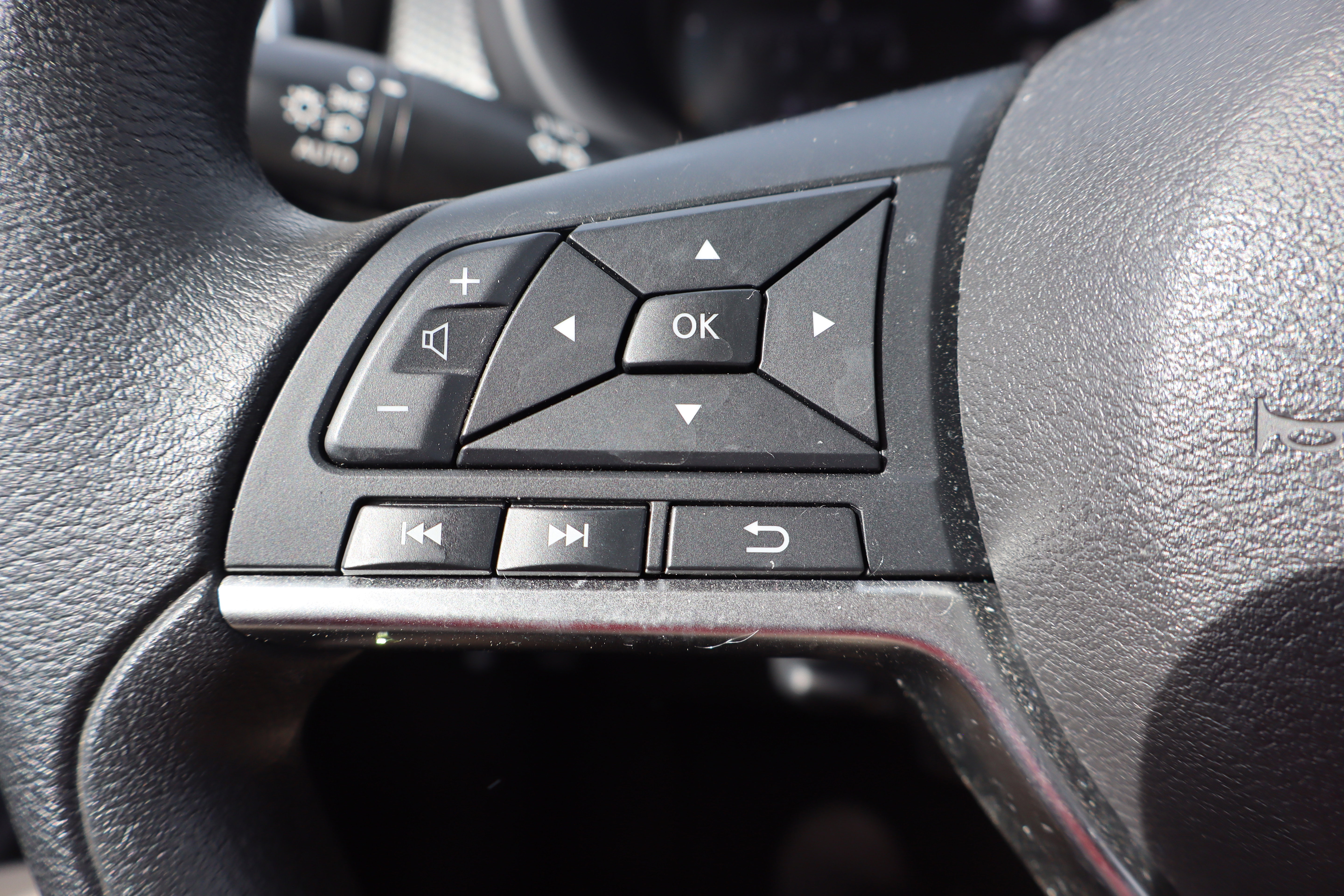 Used 2023 Nissan Kicks SV w/ Interior Electronics Package FWD image 16