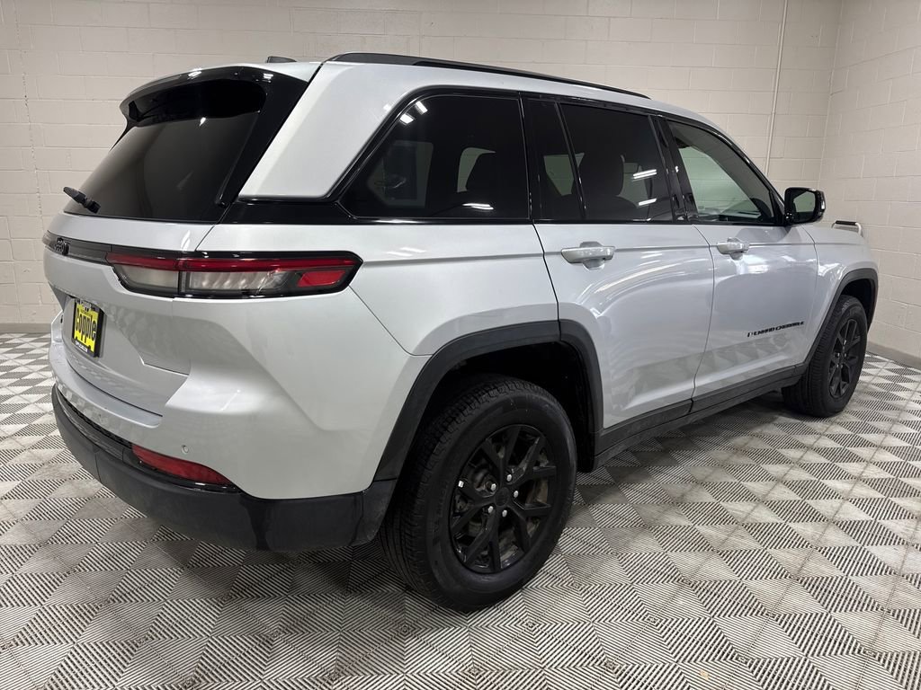 Used 2025 Jeep Grand Cherokee Altitude image 13