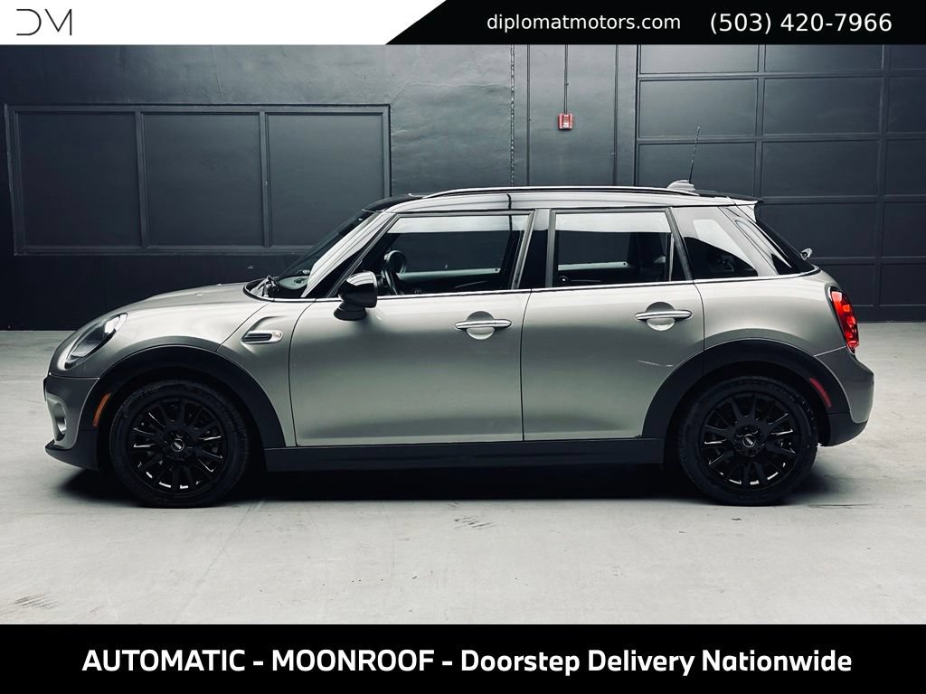 Used 2019 MINI Cooper 4-Door Hardtop w/ Signature Upholstery Package FWD image 4