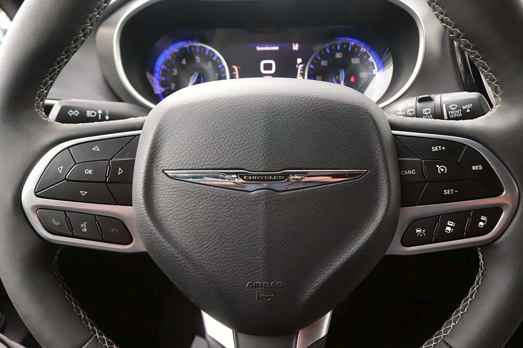Used 2025 Chrysler Pacifica Select FWD image 18