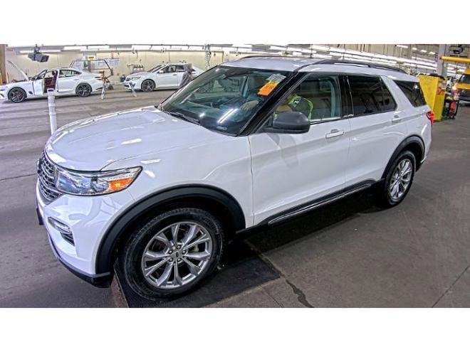 Used 2022 Ford Explorer XLT w/ Equipment Group 202A AWD/4WD image 4
