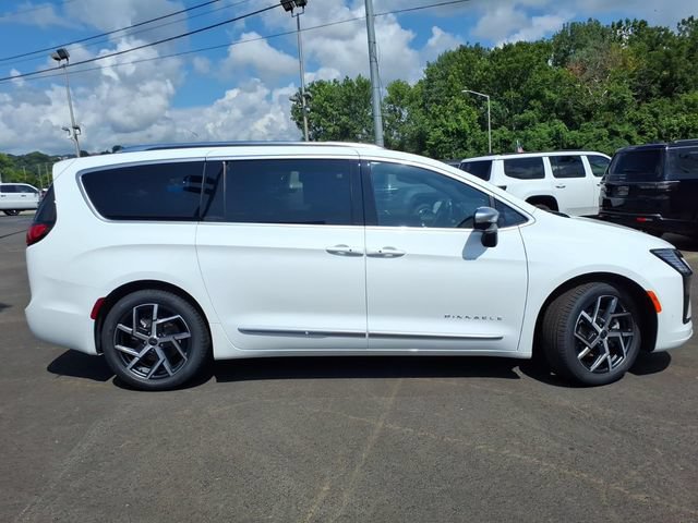 New 2027 Chrysler Pacifica Pinnacle FWD image 2