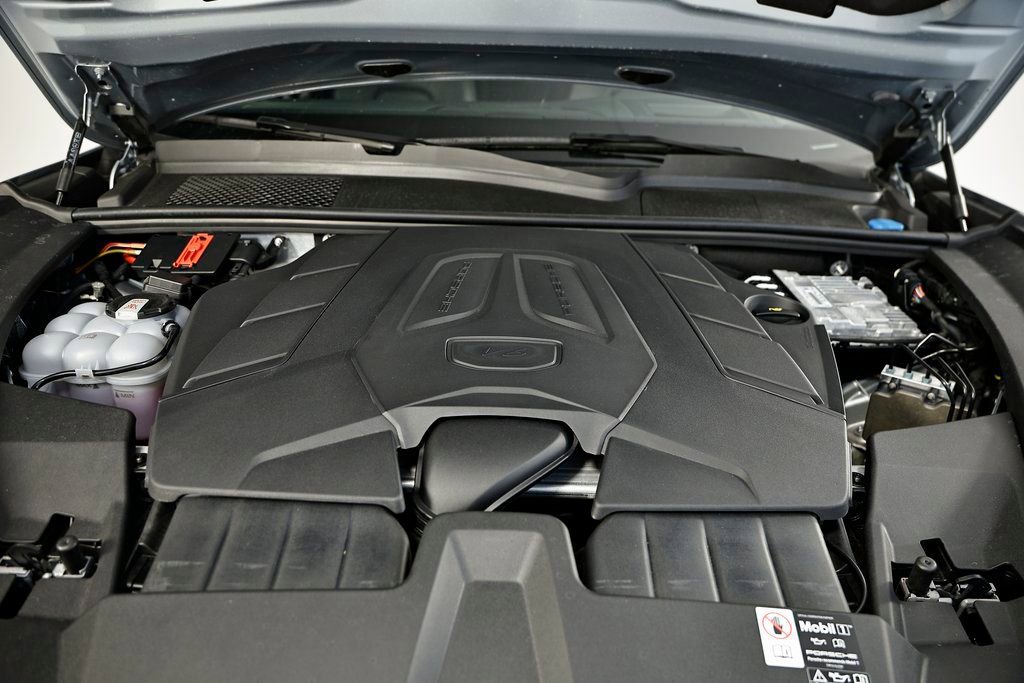 Certified 2025 Porsche Cayenne AWD/4WD image 32