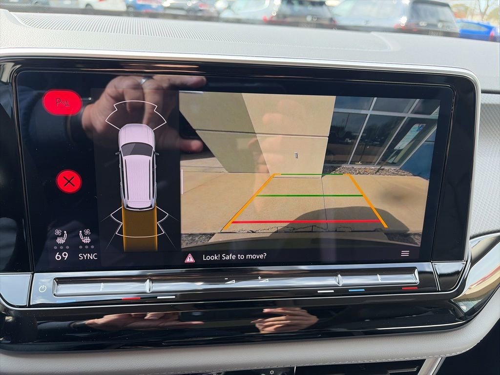 Certified 2025 Volkswagen Atlas Peak Edition SE image 21