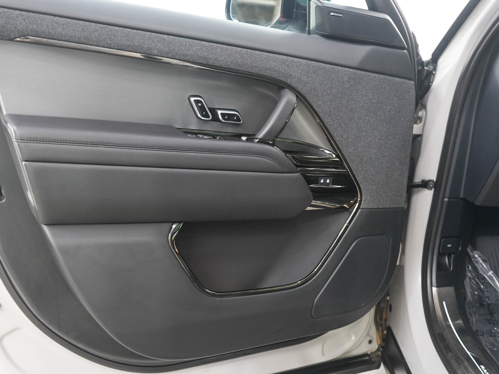 Used 2025 Land Rover Range Rover Sport SE AWD/4WD image 19