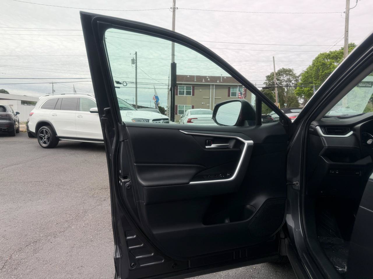 Used 2019 Toyota RAV4 XLE AWD/4WD image 8