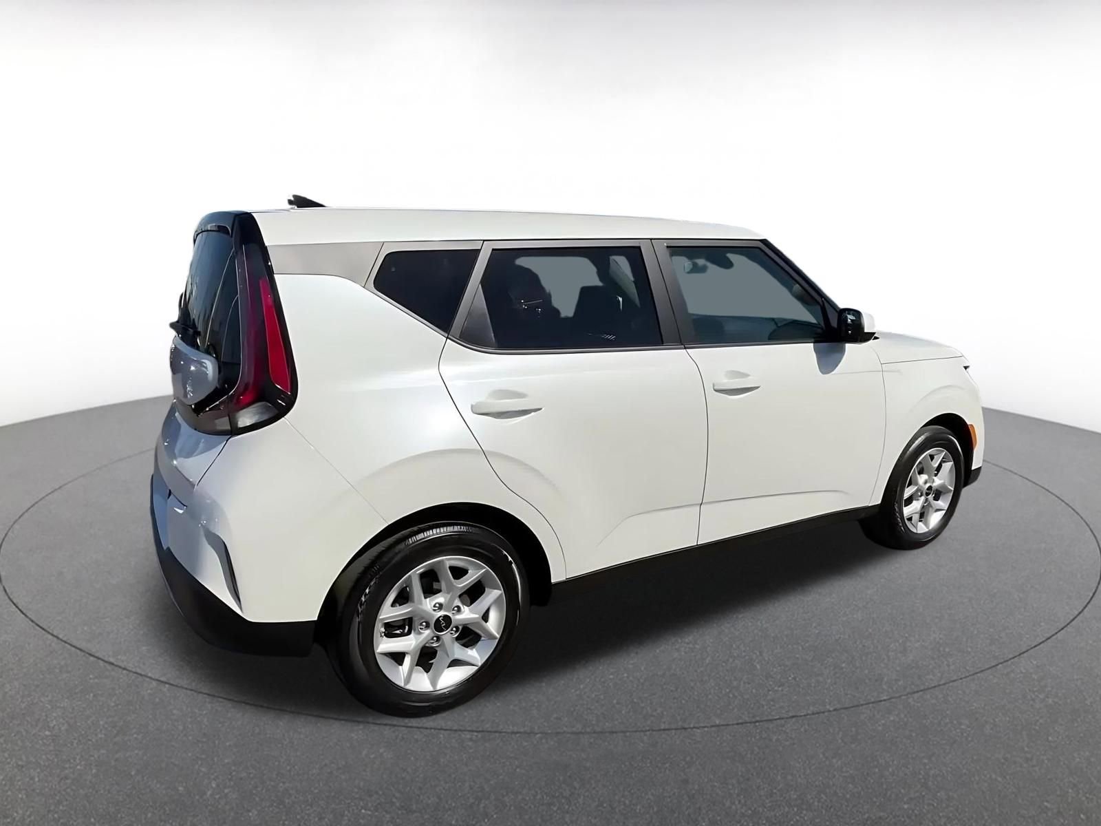 Used 2025 Kia Soul LX w/ LX Technology Package FWD image 15