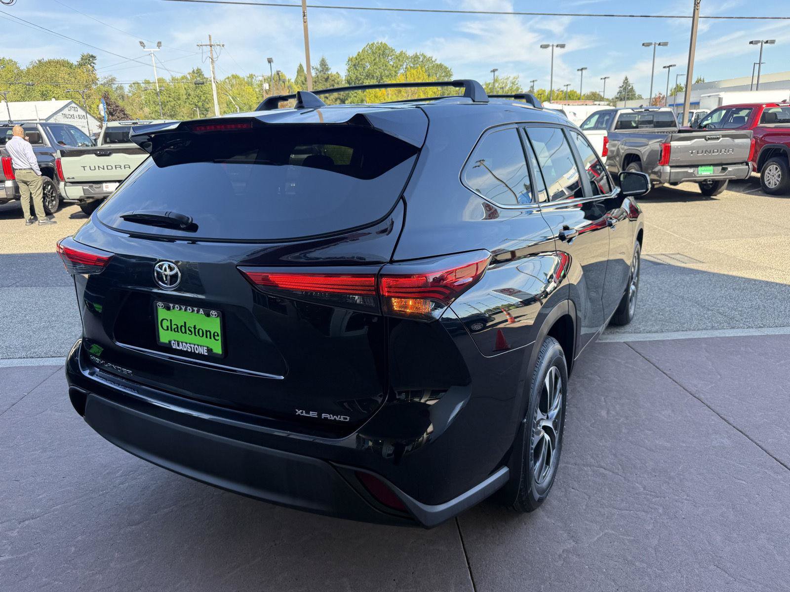 Used 2023 Toyota Highlander XLE AWD/4WD image 6
