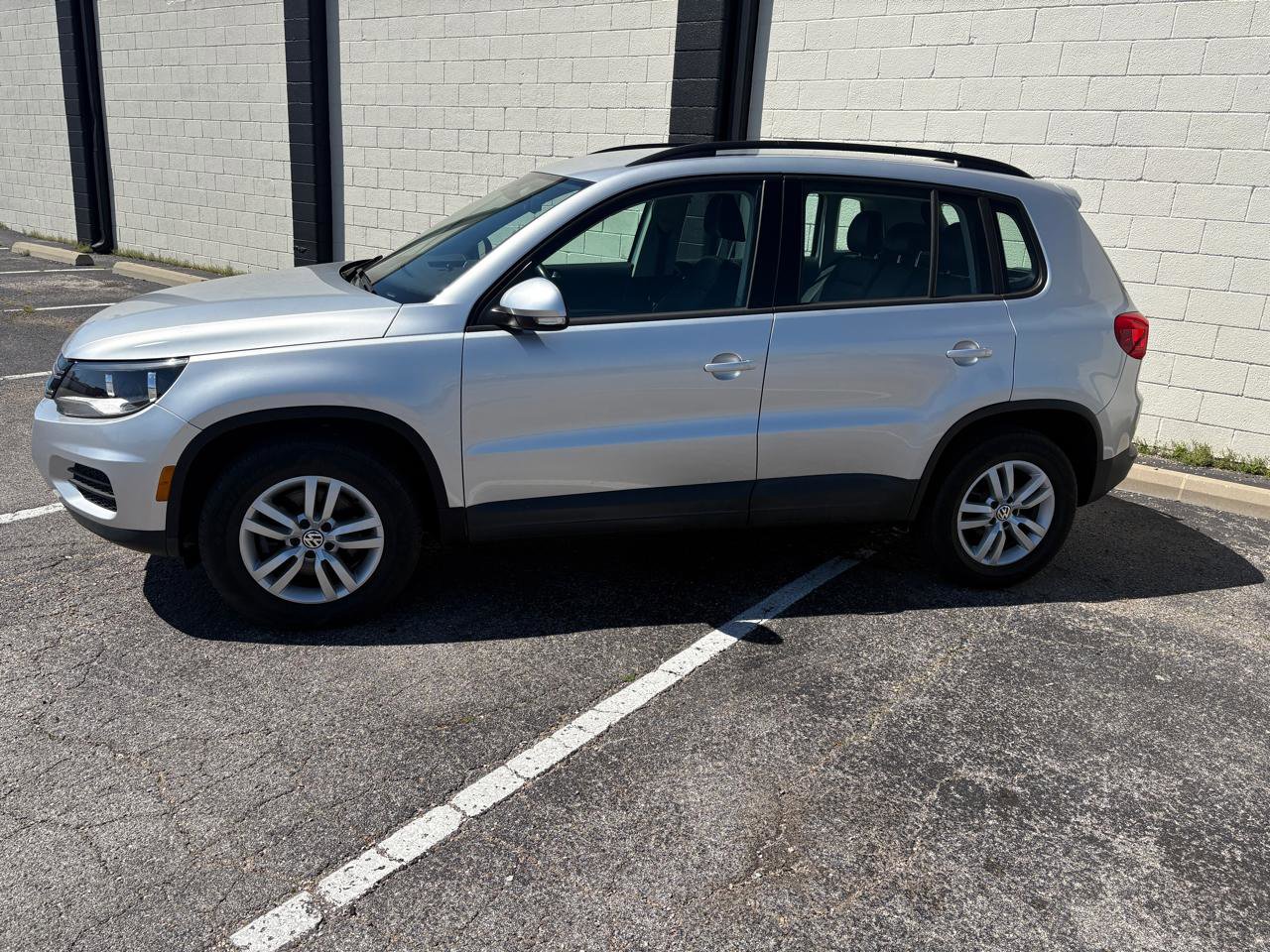 Used 2017 Volkswagen Tiguan S AWD/4WD image 2