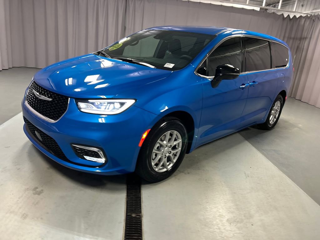 New 2026 Chrysler Pacifica Select FWD image 3