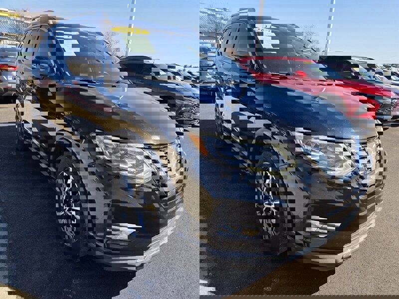 Used 2017 Nissan Rogue SL w/ SL Premium Package image 1