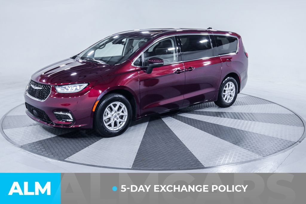 Used 2023 Chrysler Pacifica Touring-L FWD image 3