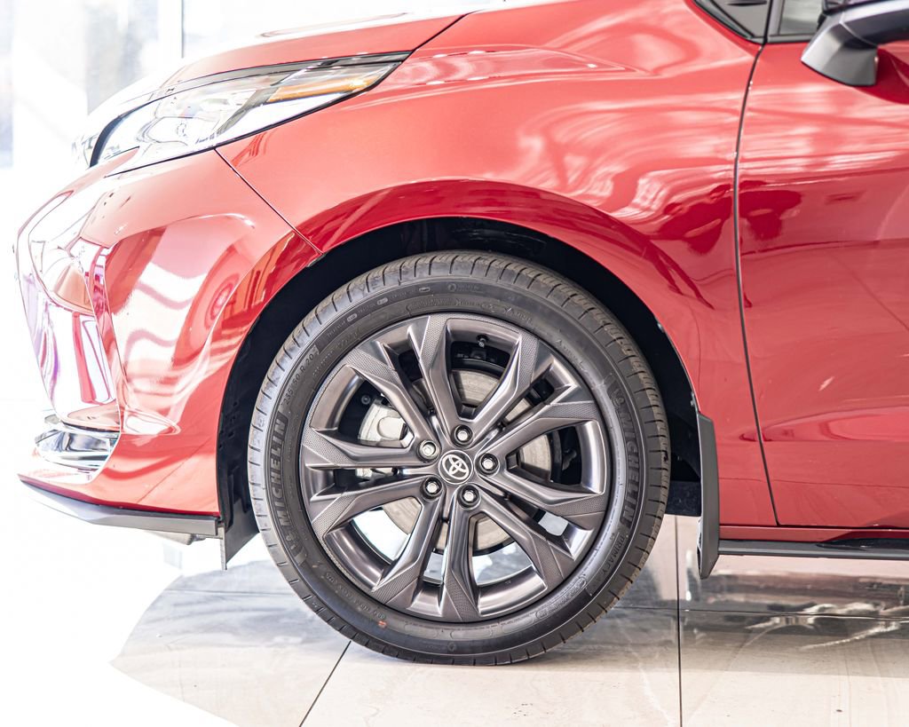 Used 2025 Toyota Sienna XSE image 9