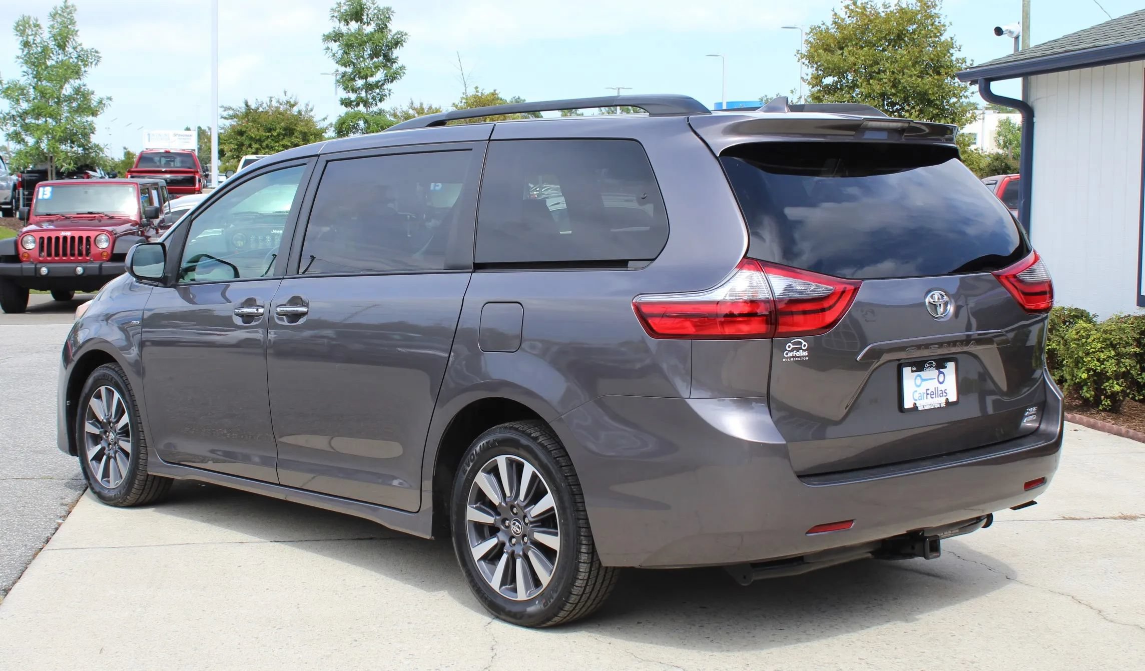 Used 2020 Toyota Sienna XLE AWD/4WD image 3
