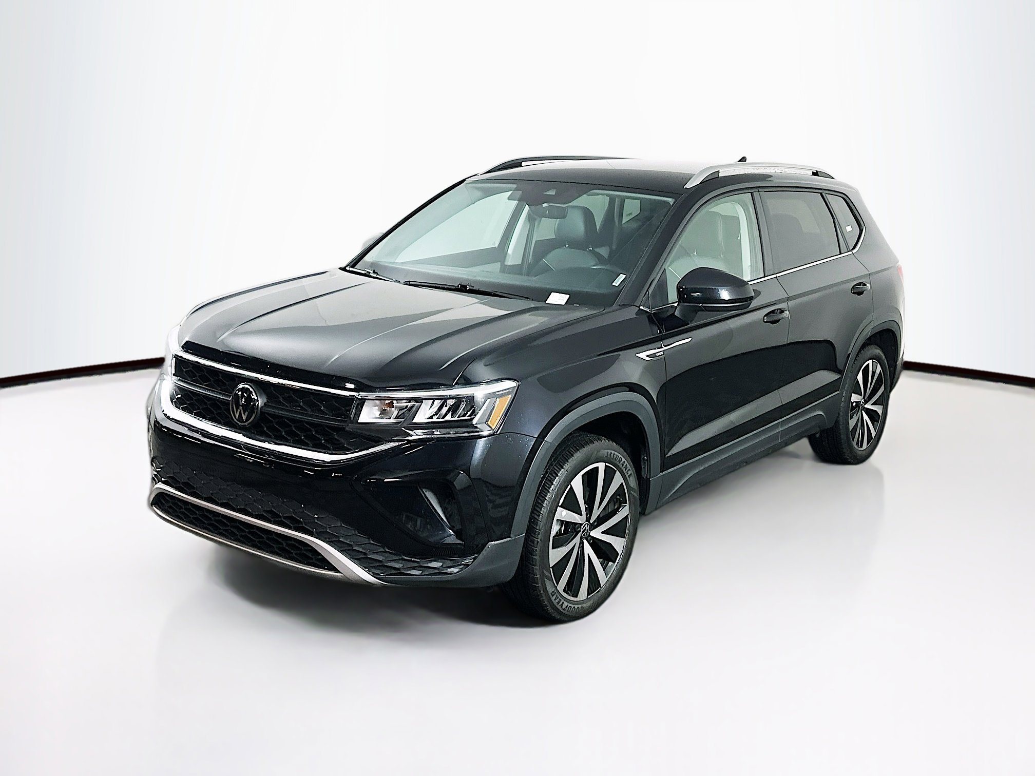 Used 2024 Volkswagen Taos SE image 3