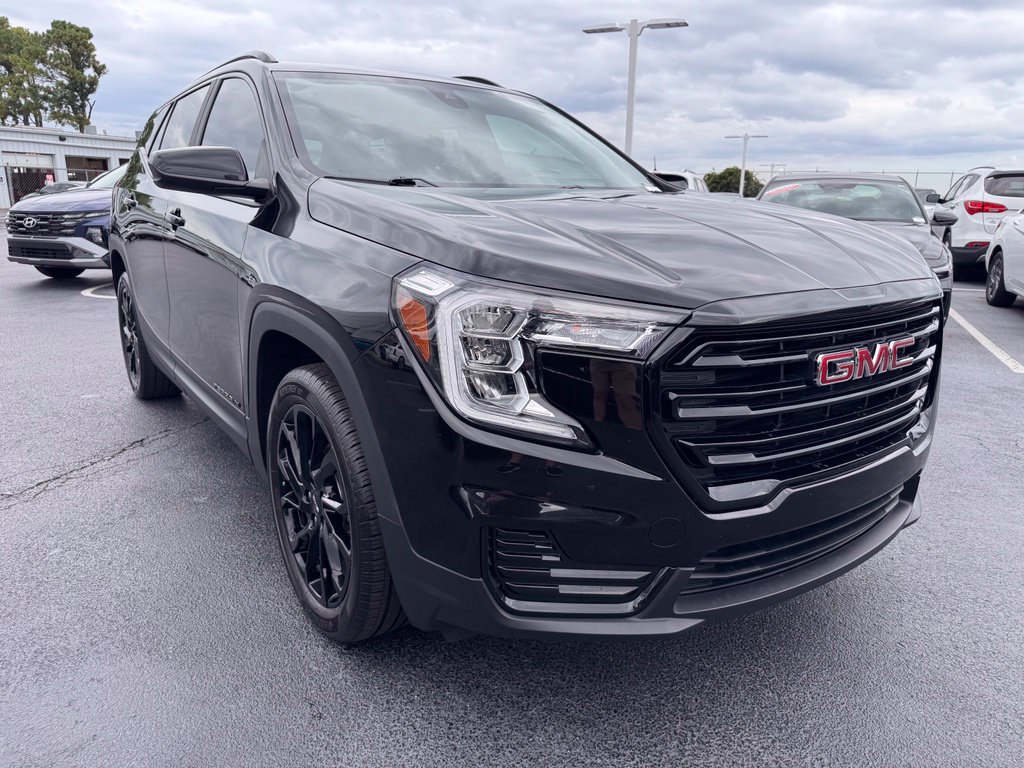 Used 2024 GMC Terrain SLE w/ Driver Convenience Package FWD image 7