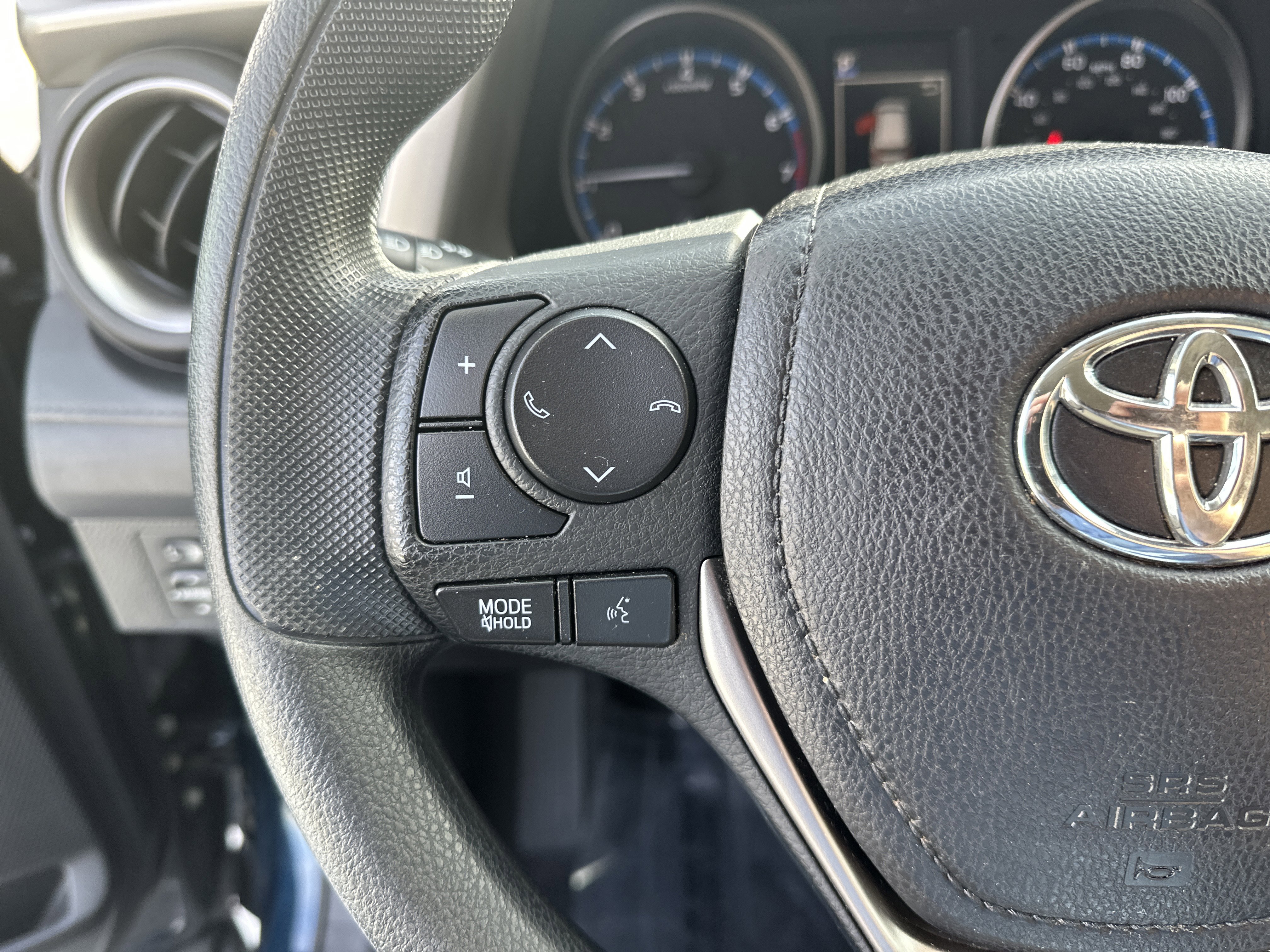 Used 2018 Toyota RAV4 LE image 19