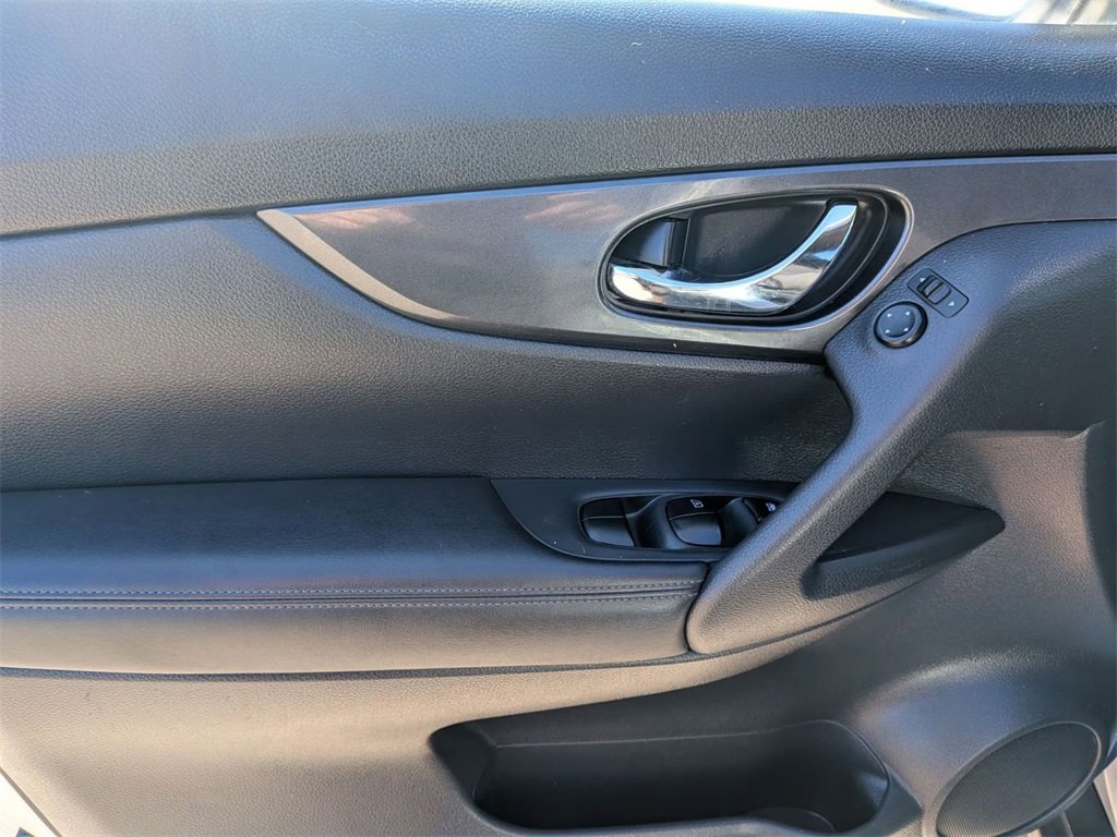 Used 2017 Nissan Rogue SV image 14