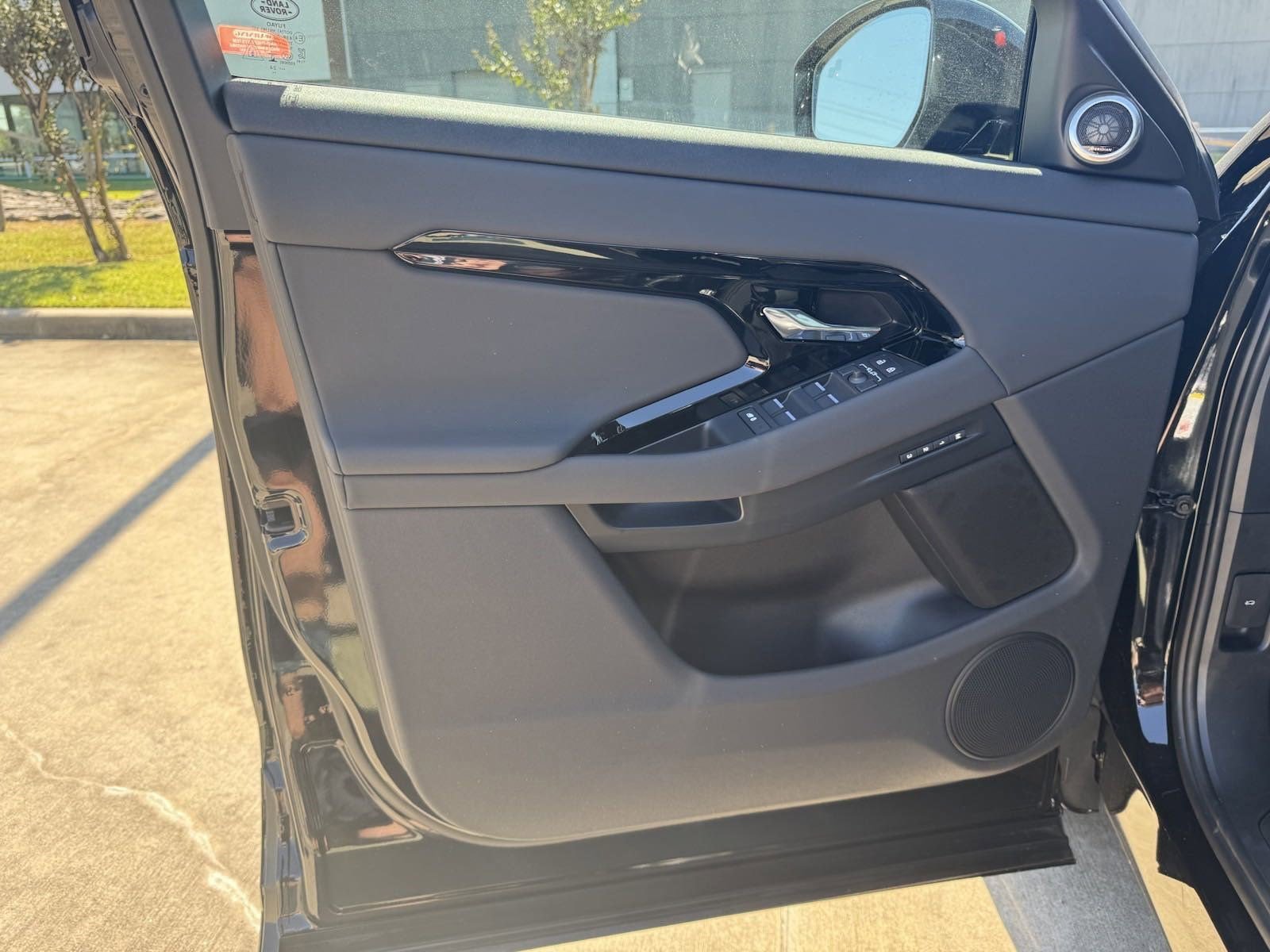 Used 2025 Land Rover Range Rover Evoque Dynamic SE image 17