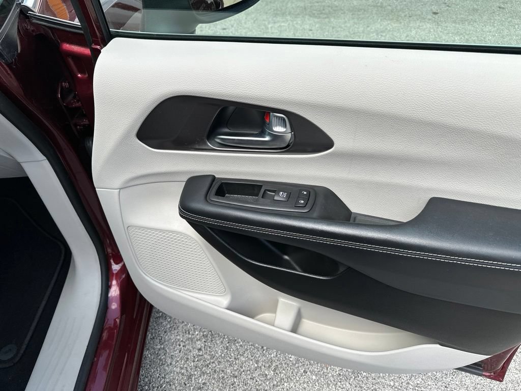 Used 2023 Chrysler Pacifica Touring-L AWD/4WD image 14