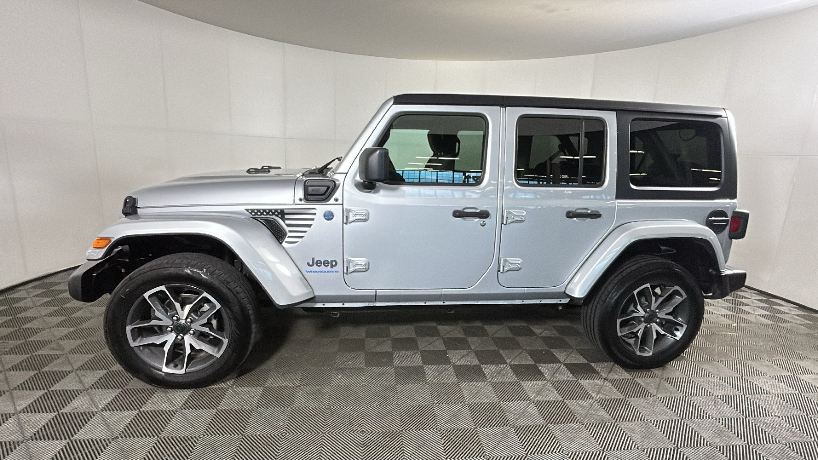 Used 2024 Jeep Wrangler Unlimited w/ Technology Group AWD/4WD image 7