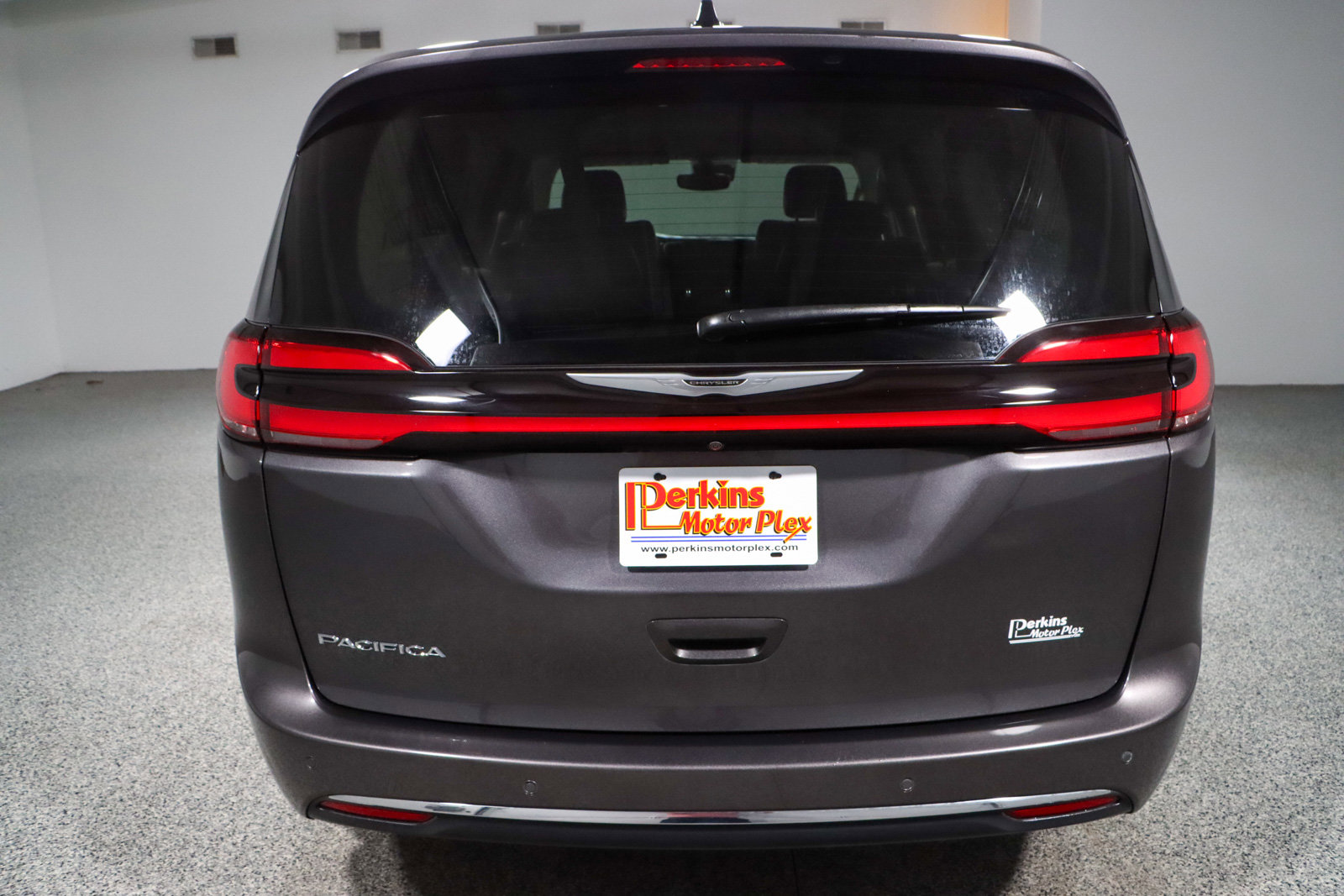 Used 2023 Chrysler Pacifica Touring-L image 8