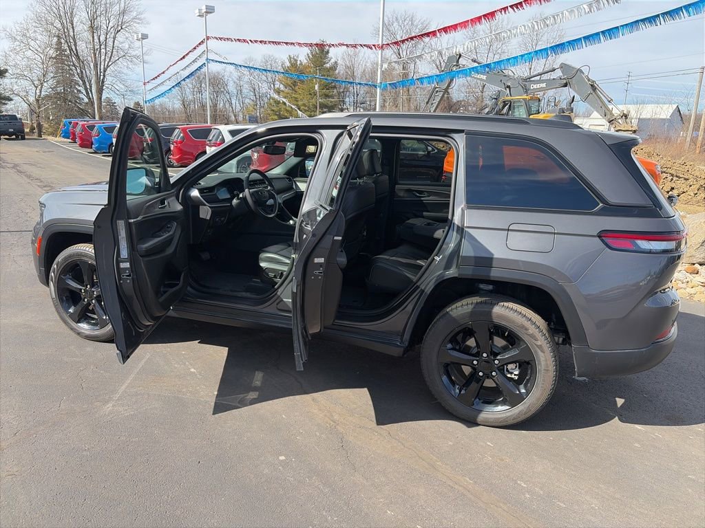 Used 2024 Jeep Grand Cherokee Limited w/ Black Appearance Package image 46