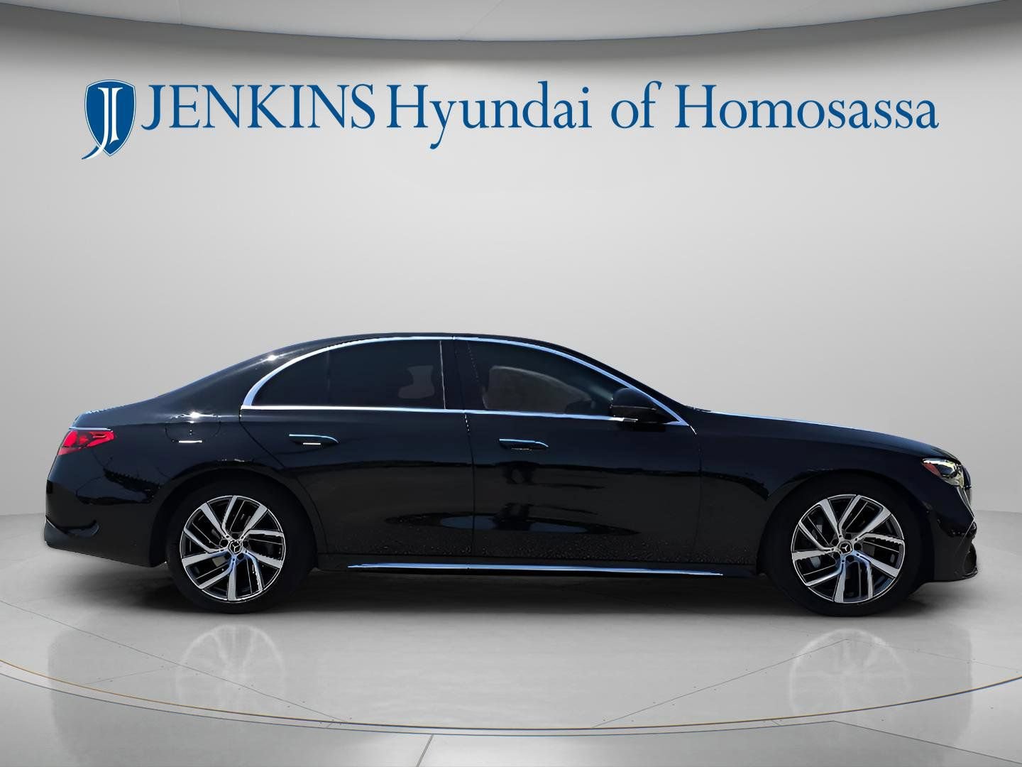 Used 2025 Mercedes-Benz E 350 4MATIC Sedan image 3