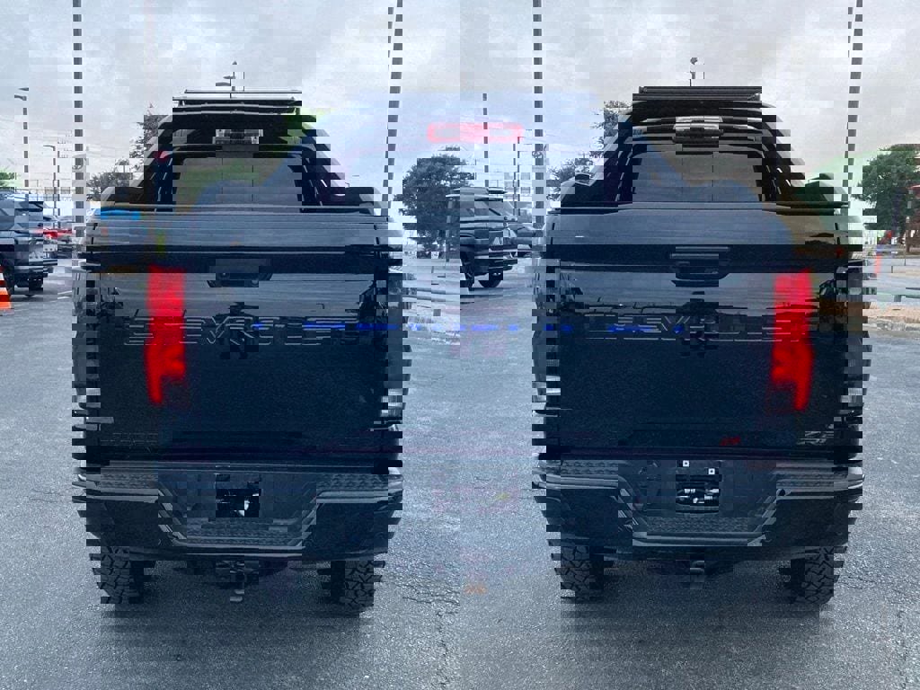 Used 2025 Chevrolet Colorado ZR2 w/ Midnight Edition AWD/4WD image 6