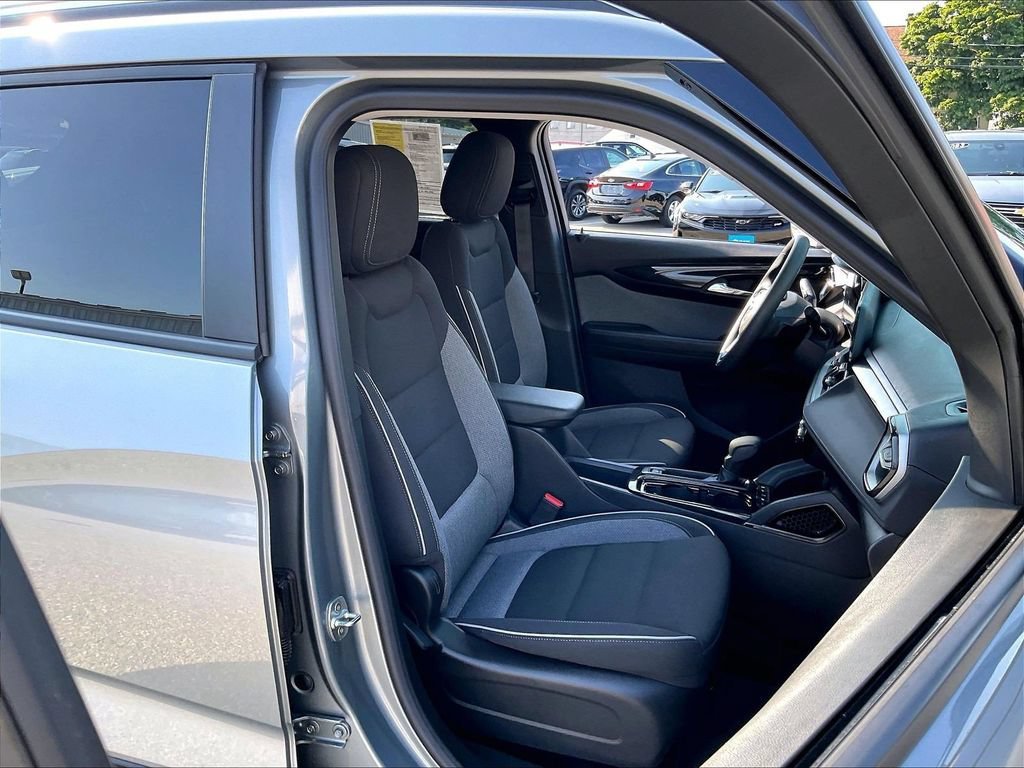 Used 2024 Chevrolet TrailBlazer LT w/ Driver Confidence Package AWD/4WD image 11