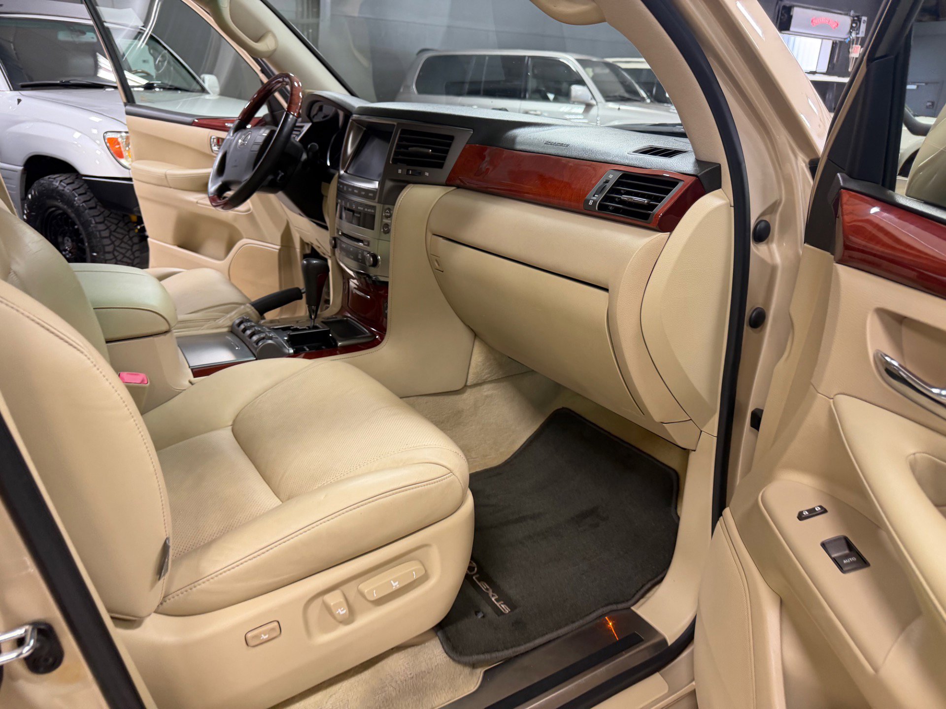 Used 2009 Lexus LX 570 4WD image 23