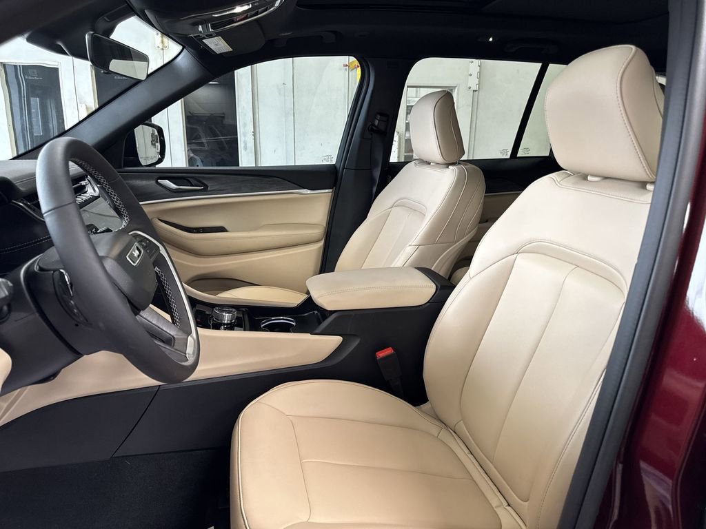 Used 2025 Jeep Grand Cherokee Limited image 12