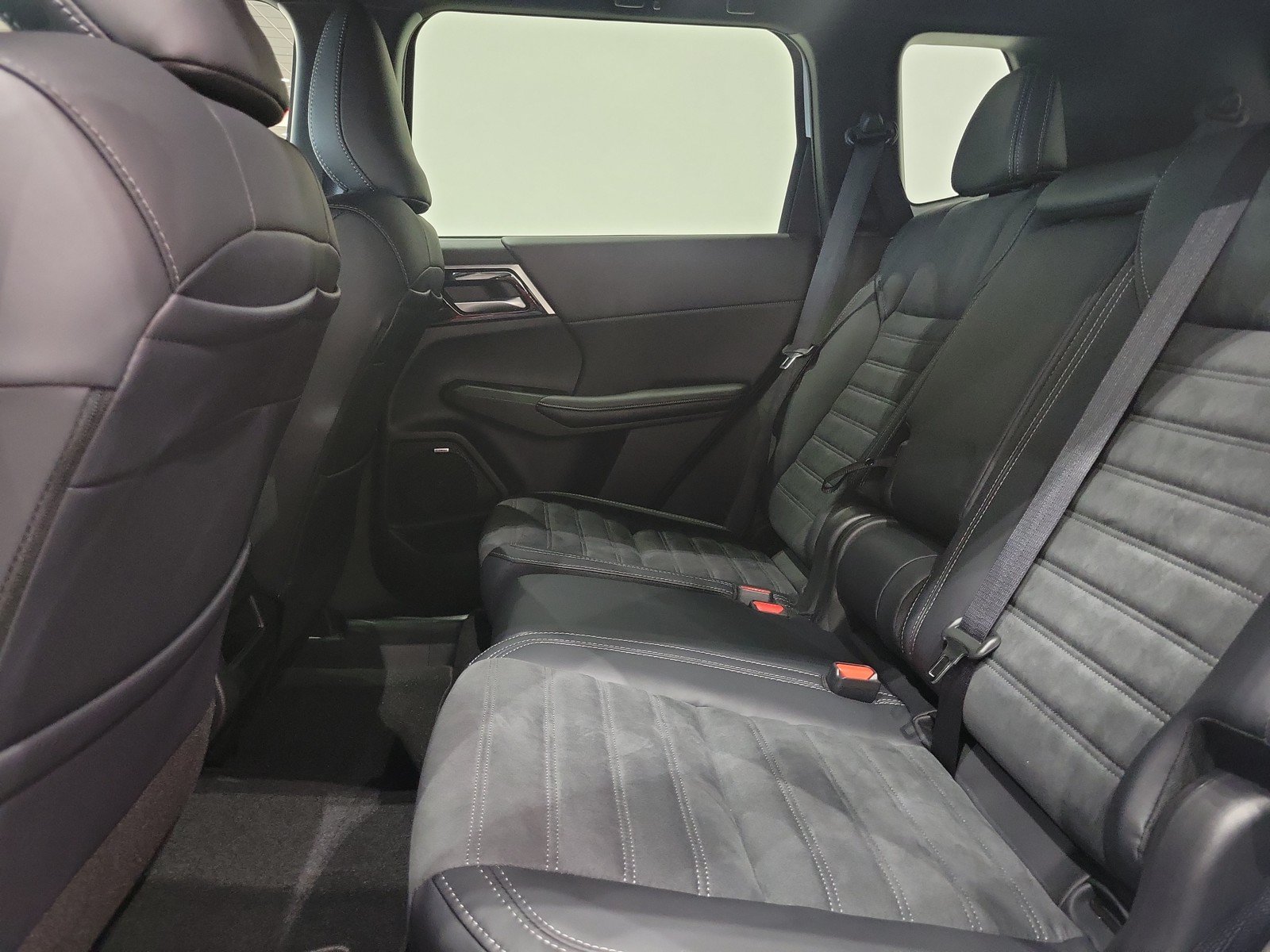 New 2026 Mitsubishi Outlander LE FWD image 12