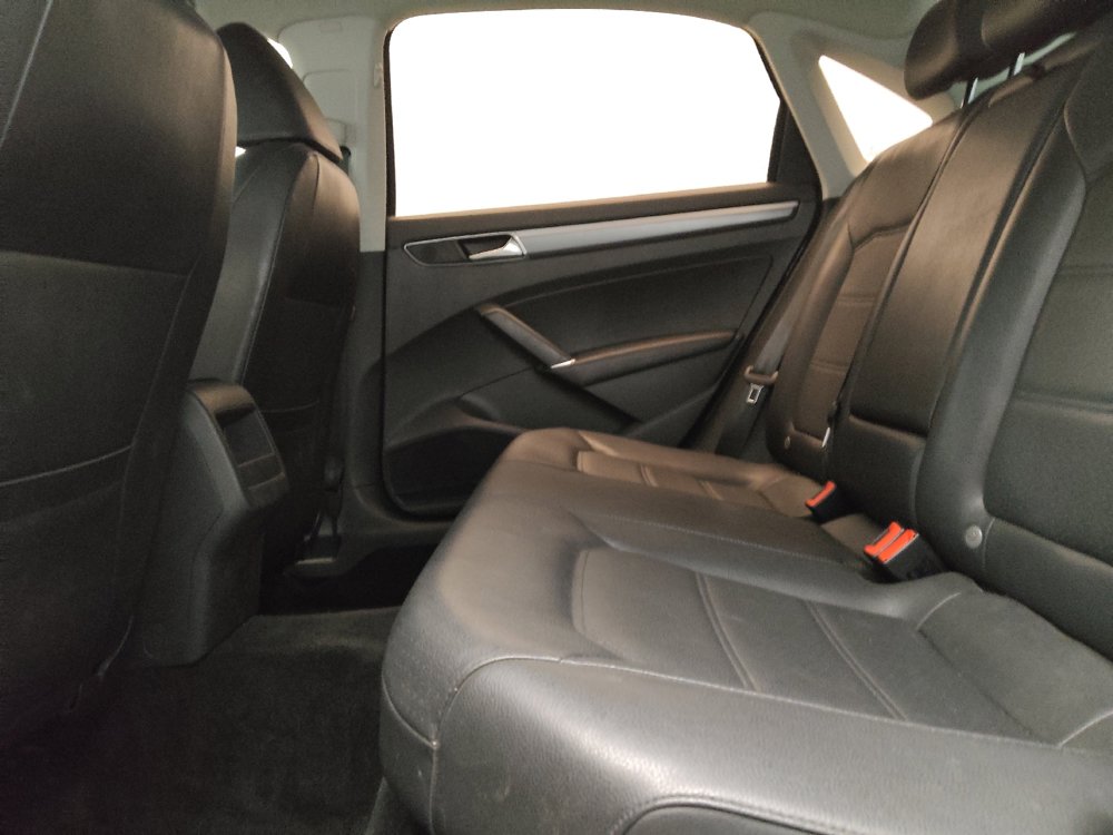 Used 2018 Volkswagen Passat 2.0T R-Line FWD image 18