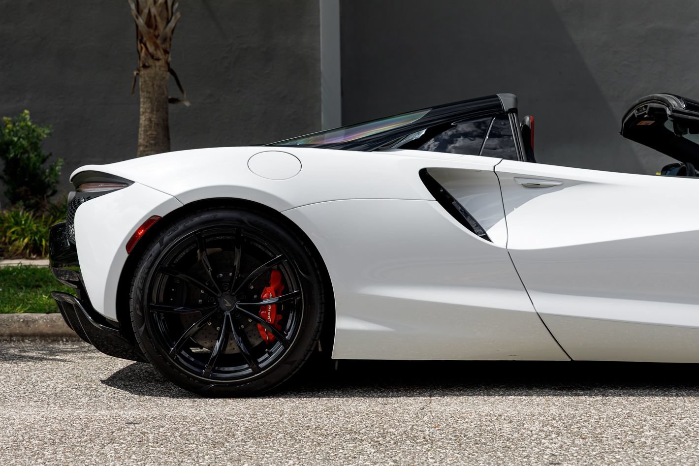 Used 2025 McLaren Artura Spider RWD image 15