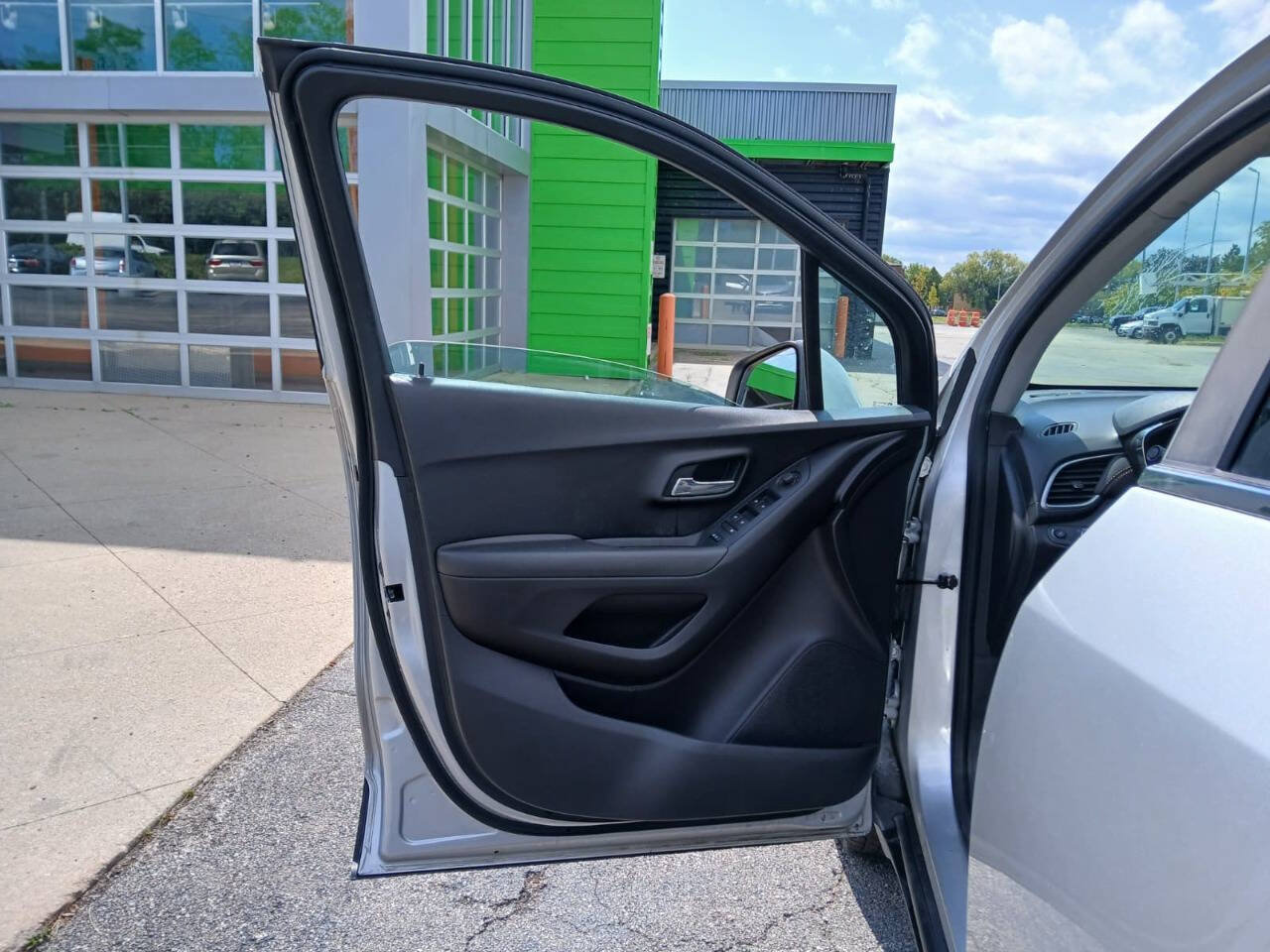 Used 2020 Chevrolet Trax LT w/ LT Convenience Package FWD image 9