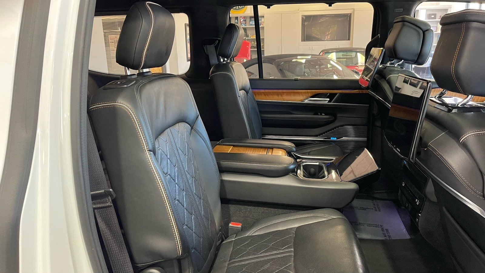 Used 2022 Jeep Grand Wagoneer Series III w/ Rear Seat Video Group 1 AWD/4WD image 49